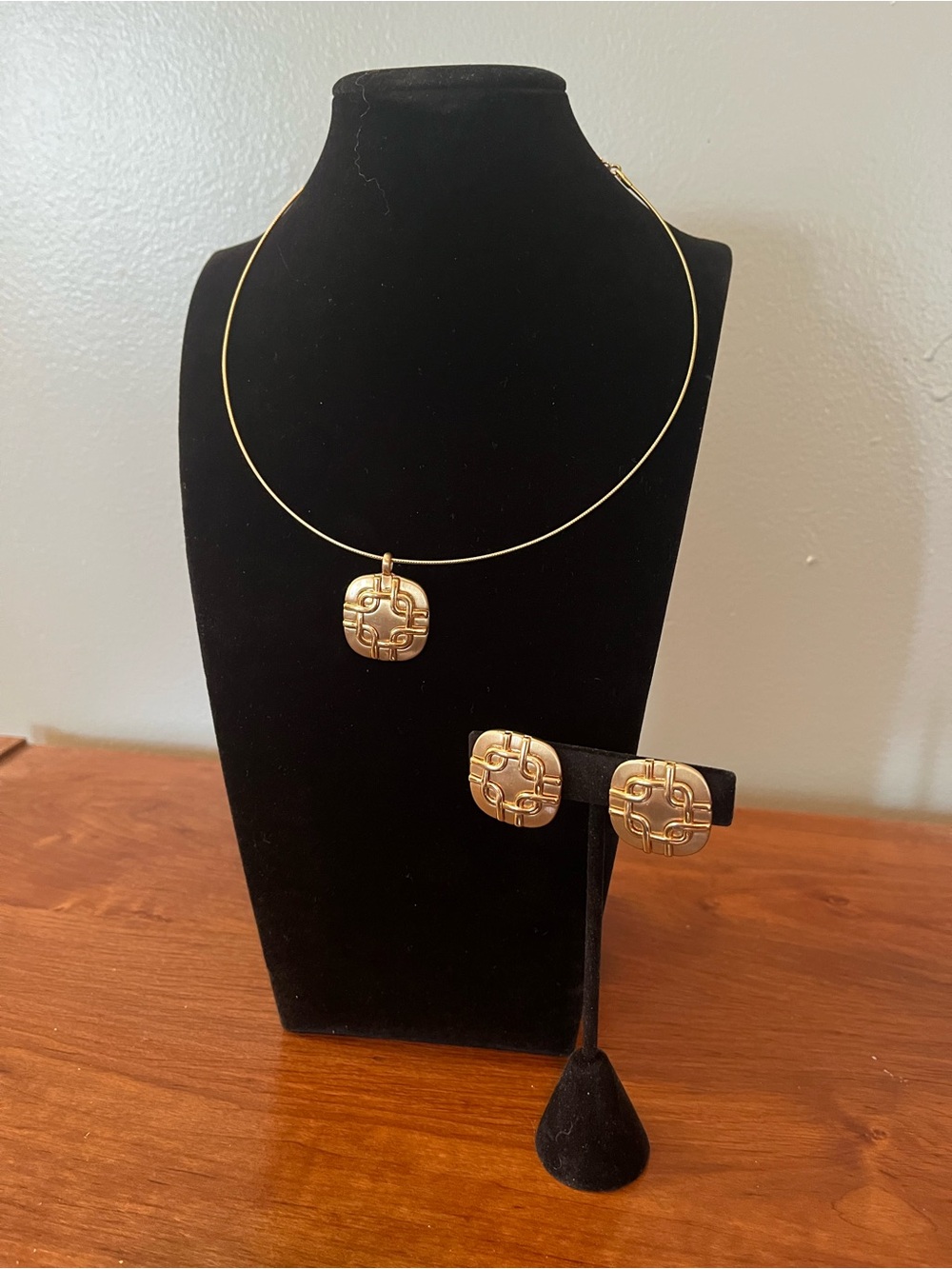 Vintage Crown Trifari Gold-ToneGeometric Pendant Collar Necklace/earring set